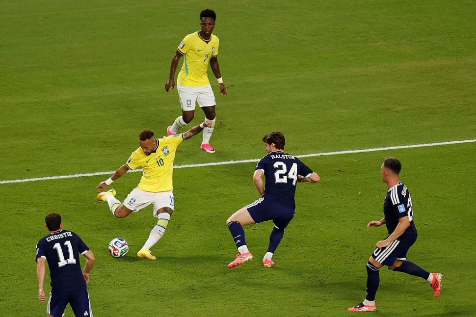 Imagini emoţionante cu Neymar, la finalul meciului Brazilia-Scoţia. A plâns şi şi-a îmbrăţişat copiii după revenirea la Cupa Mondială 1079601