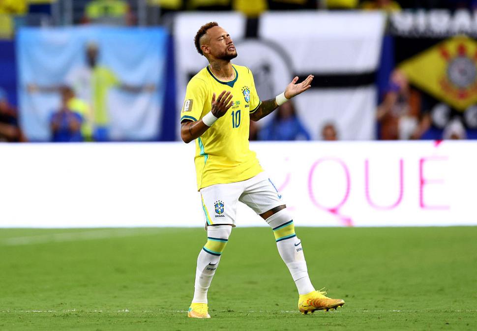 Imagini emoţionante cu Neymar, la finalul meciului Brazilia-Scoţia. A plâns şi şi-a îmbrăţişat copiii după revenirea la Cupa Mondială 1079602