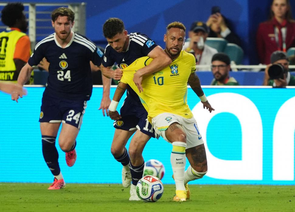 Imagini emoţionante cu Neymar, la finalul meciului Brazilia-Scoţia. A plâns şi şi-a îmbrăţişat copiii după revenirea la Cupa Mondială 1079606