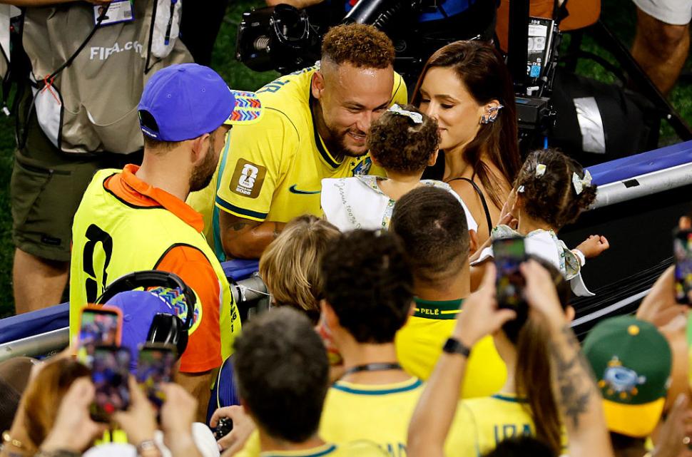 Imagini emoţionante cu Neymar, la finalul meciului Brazilia-Scoţia. A plâns şi şi-a îmbrăţişat copiii după revenirea la Cupa Mondială 1079608