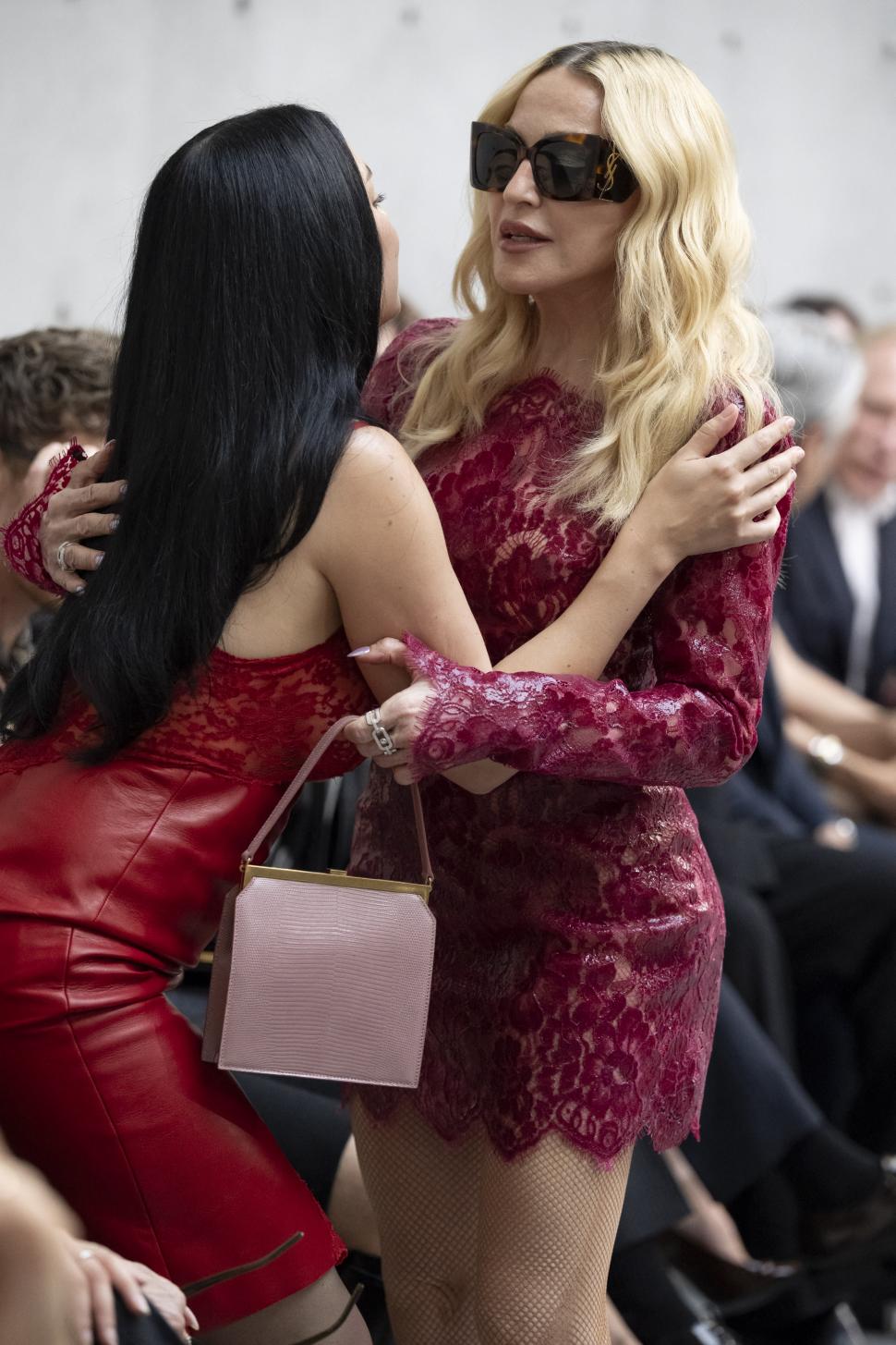 Madonna și Kate Moss au atras toate privirile la o prezentare de modă de la Paris 1079719