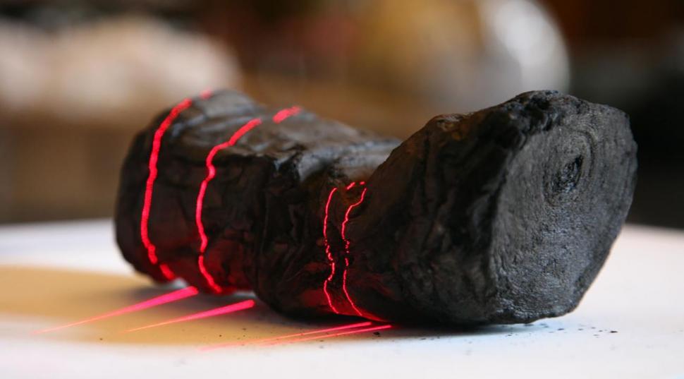 Un papirus carbonizat complet în timpul erupției Vezuviului a fost descifrat după 2.000 de ani cu ajutorul inteligenței artificiale 1080167