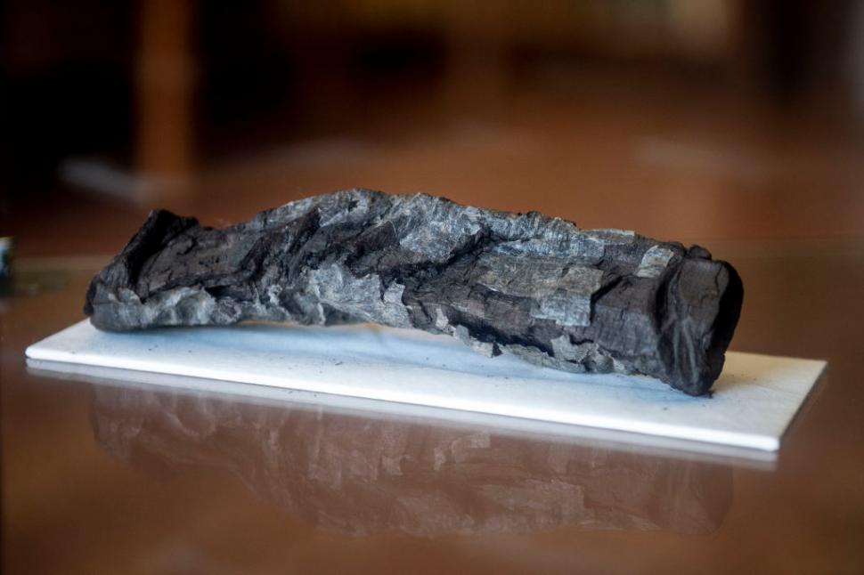 Un papirus carbonizat complet în timpul erupției Vezuviului a fost descifrat după 2.000 de ani cu ajutorul inteligenței artificiale 1080168