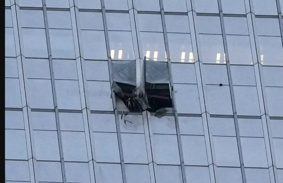 FOTO VIDEO Cum a fost posibil ca un avion să lovească cel mai înalt zgârie-nori din Beijing. Primele ipoteze 1080183