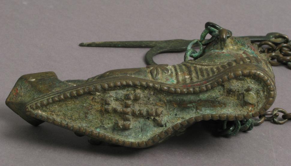 Lampa veche din bronz, veche de 1600 de ani, care ascunde mesaje creștine. Are forma unui picior încălțat 1079549