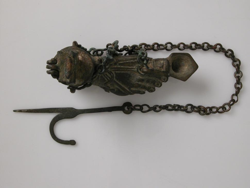 Lampa veche din bronz, veche de 1600 de ani, care ascunde mesaje creștine. Are forma unui picior încălțat 1079550