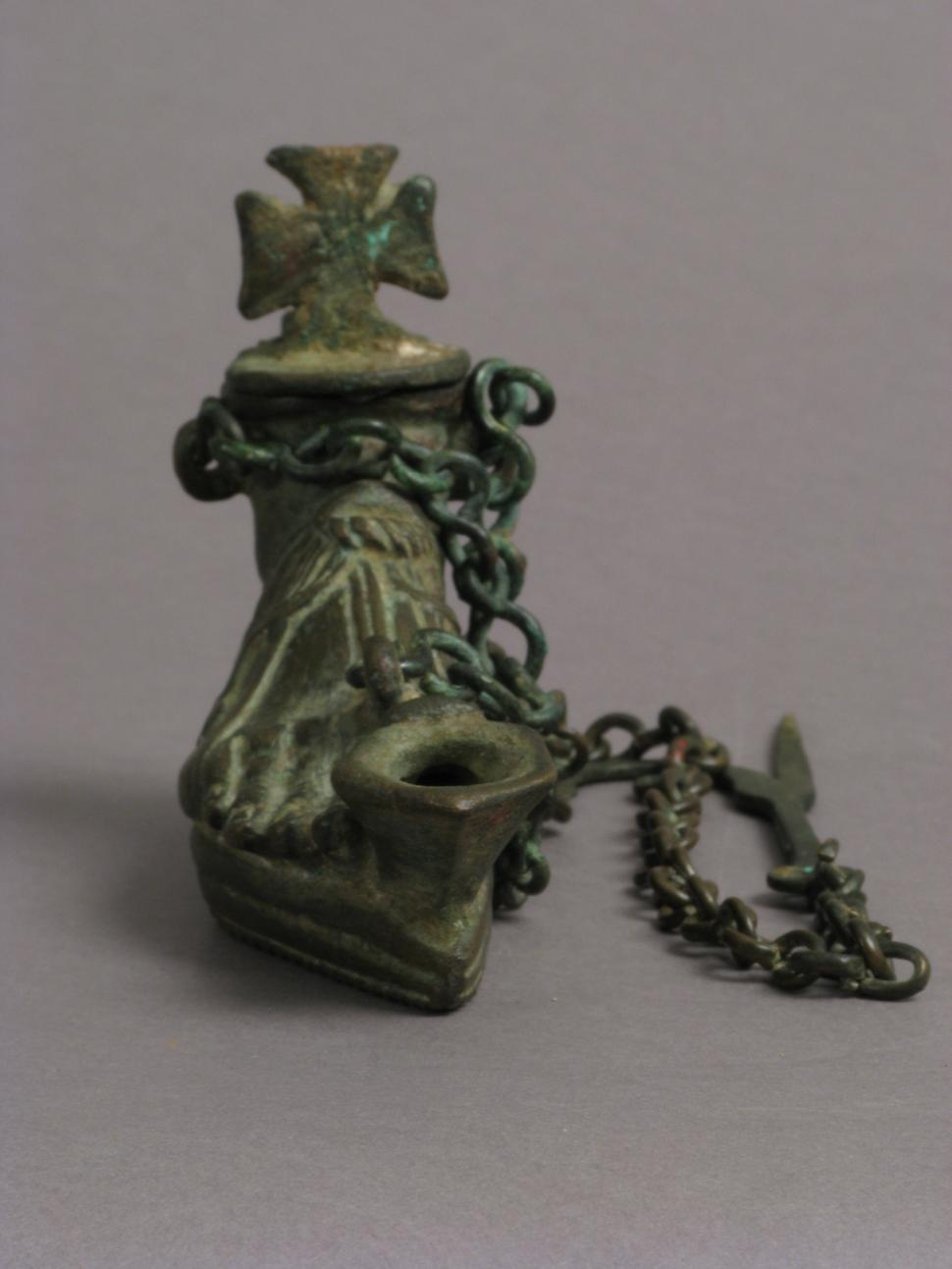 Lampa veche din bronz, veche de 1600 de ani, care ascunde mesaje creștine. Are forma unui picior încălțat 1079551