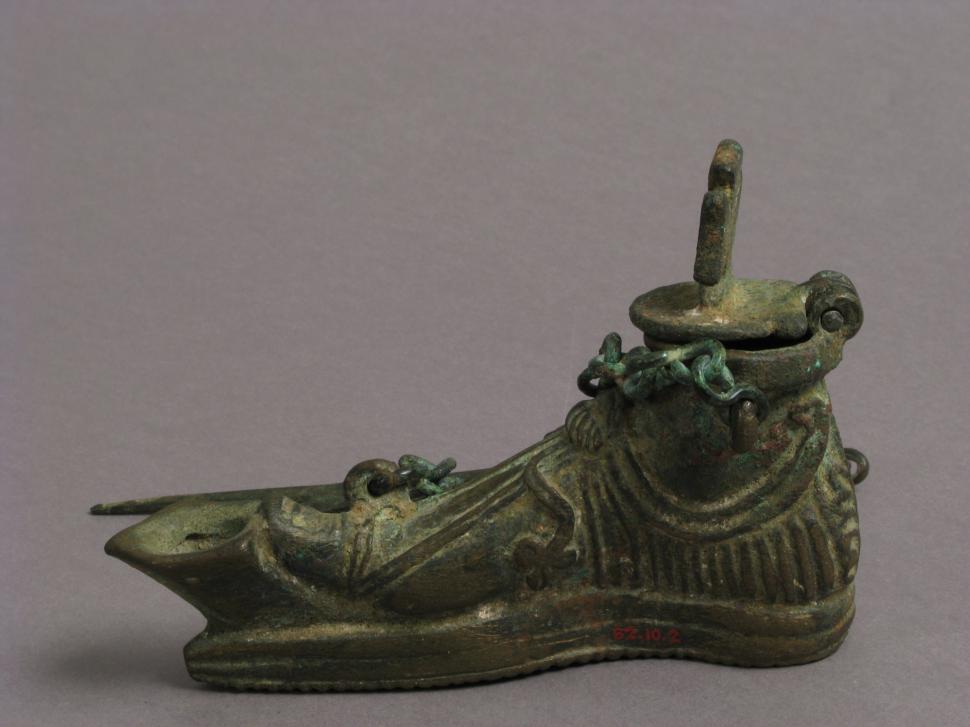 Lampa veche din bronz, veche de 1600 de ani, care ascunde mesaje creștine. Are forma unui picior încălțat 1079552