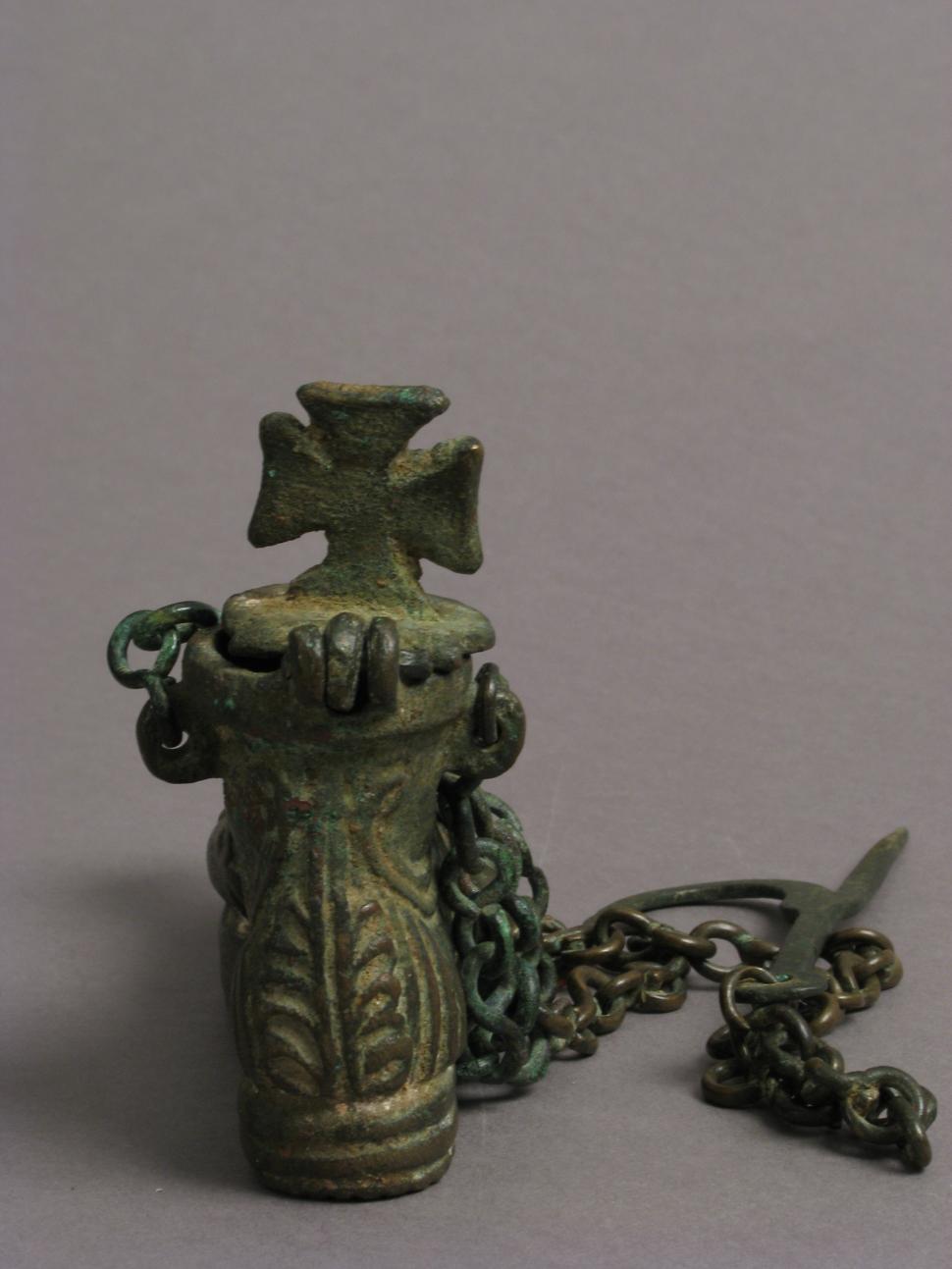 Lampa veche din bronz, veche de 1600 de ani, care ascunde mesaje creștine. Are forma unui picior încălțat 1079553