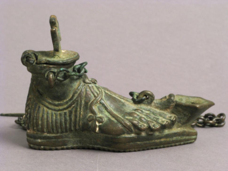 Lampa veche din bronz, veche de 1600 de ani, care ascunde mesaje creștine. Are forma unui picior încălțat 1079555