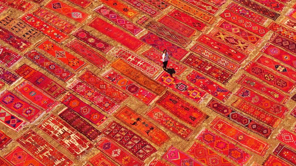 Spectacol colorat surprins din aer: Mii de covoare și kilimuri din Anatolia sunt întinse la soare pe câmp. Se țes de mână de un mileniu 1079941