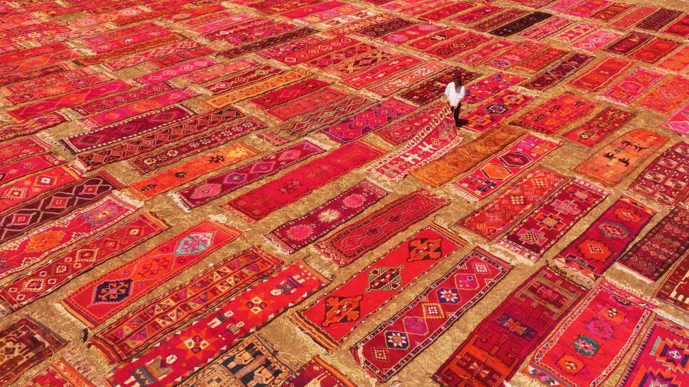 Spectacol colorat surprins din aer: Mii de covoare și kilimuri din Anatolia sunt întinse la soare pe câmp. Se țes de mână de un mileniu 1079942