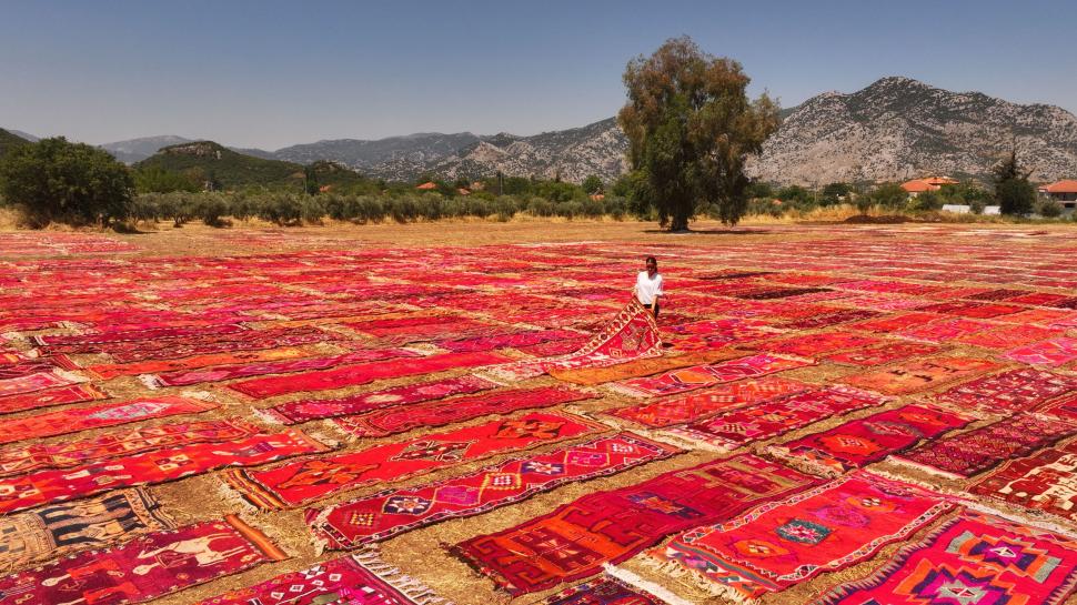 Spectacol colorat surprins din aer: Mii de covoare și kilimuri din Anatolia sunt întinse la soare pe câmp. Se țes de mână de un mileniu 1079943