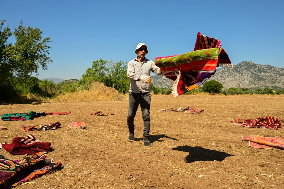 Spectacol colorat surprins din aer: Mii de covoare și kilimuri din Anatolia sunt întinse la soare pe câmp. Se țes de mână de un mileniu 1079944