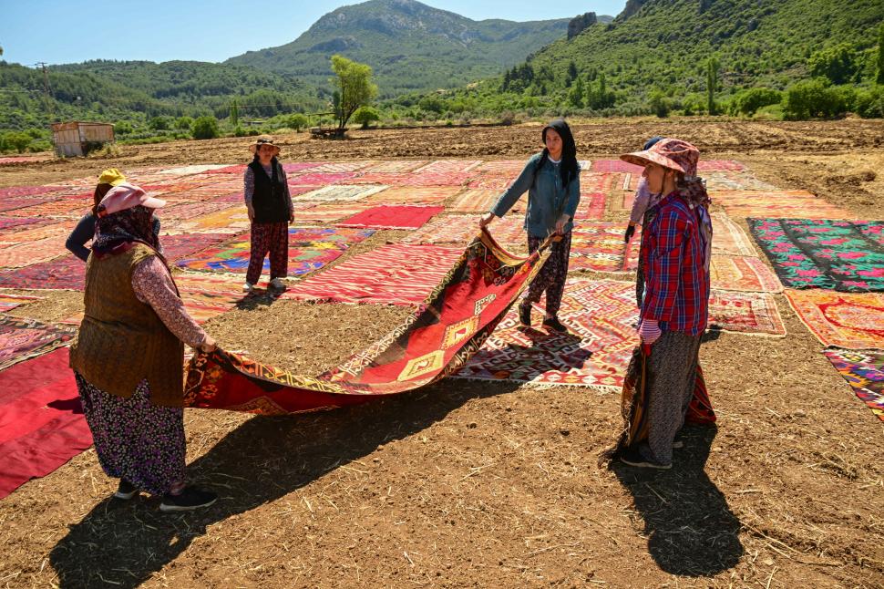 Spectacol colorat surprins din aer: Mii de covoare și kilimuri din Anatolia sunt întinse la soare pe câmp. Se țes de mână de un mileniu 1079945