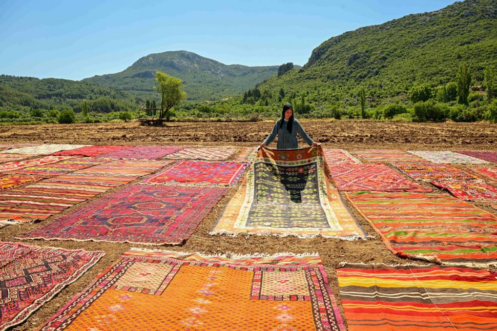 Spectacol colorat surprins din aer: Mii de covoare și kilimuri din Anatolia sunt întinse la soare pe câmp. Se țes de mână de un mileniu 1079946