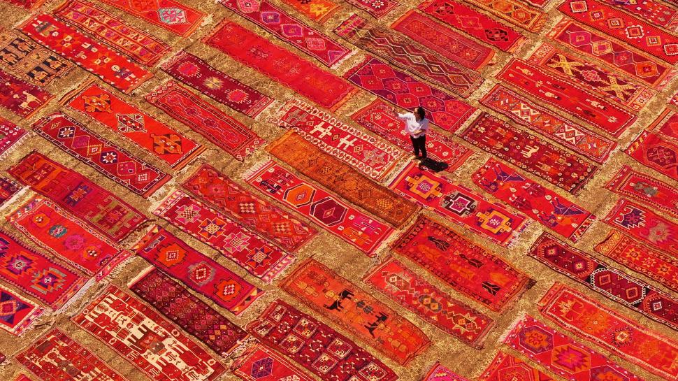 Spectacol colorat surprins din aer: Mii de covoare și kilimuri din Anatolia sunt întinse la soare pe câmp. Se țes de mână de un mileniu 1079947