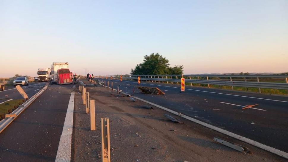 Un TIR care transporta cai de concurs a scăpat de sub control pe A1, în Timiș, și a ajuns pe contrasens. Traficul a fost blocat 1080186