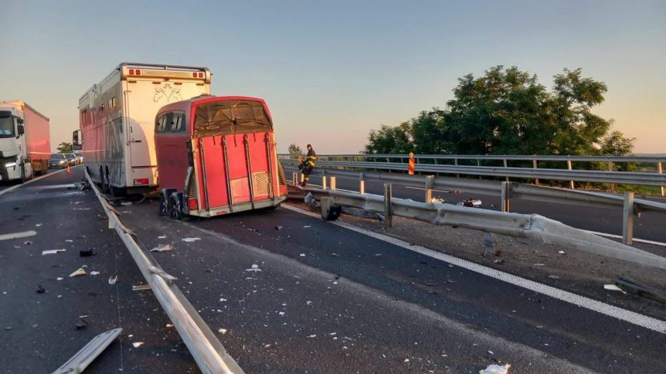 Un TIR care transporta cai de concurs a scăpat de sub control pe A1, în Timiș, și a ajuns pe contrasens. Traficul a fost blocat 1080187