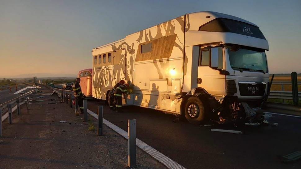 Un TIR care transporta cai de concurs a scăpat de sub control pe A1, în Timiș, și a ajuns pe contrasens. Traficul a fost blocat 1080190