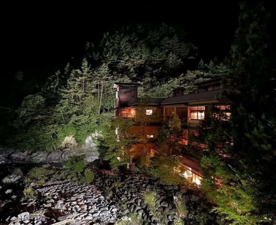 Cel mai vechi hotel din lume. A fost deschis în anul 705 și este administrat de aceeași familie de 52 de generații 1078831