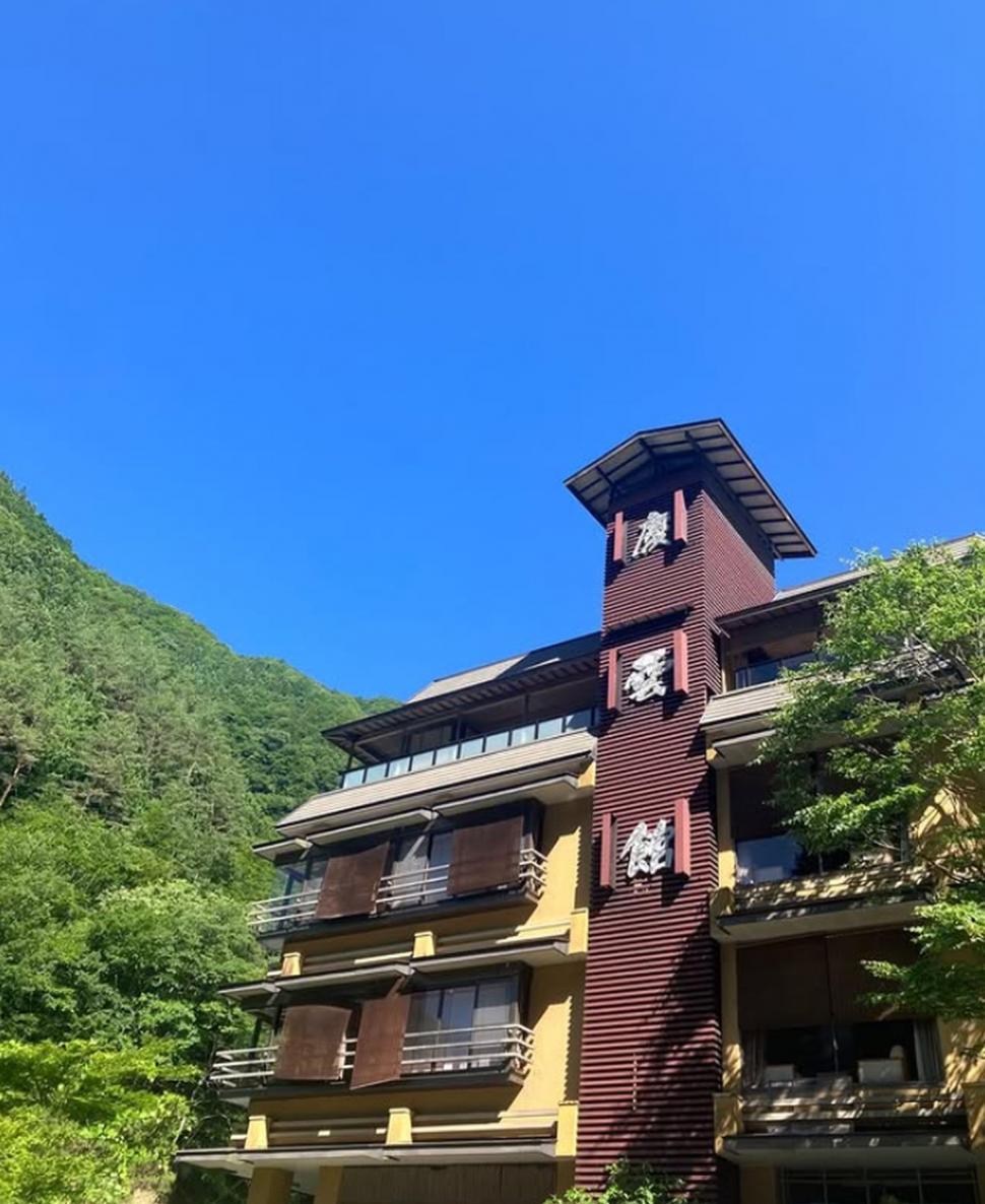Cel mai vechi hotel din lume. A fost deschis în anul 705 și este administrat de aceeași familie de 52 de generații 1078833