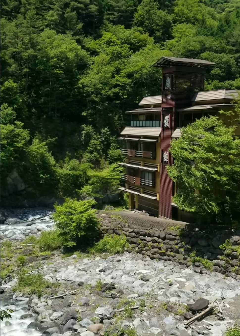 Cel mai vechi hotel din lume. A fost deschis în anul 705 și este administrat de aceeași familie de 52 de generații 1078840