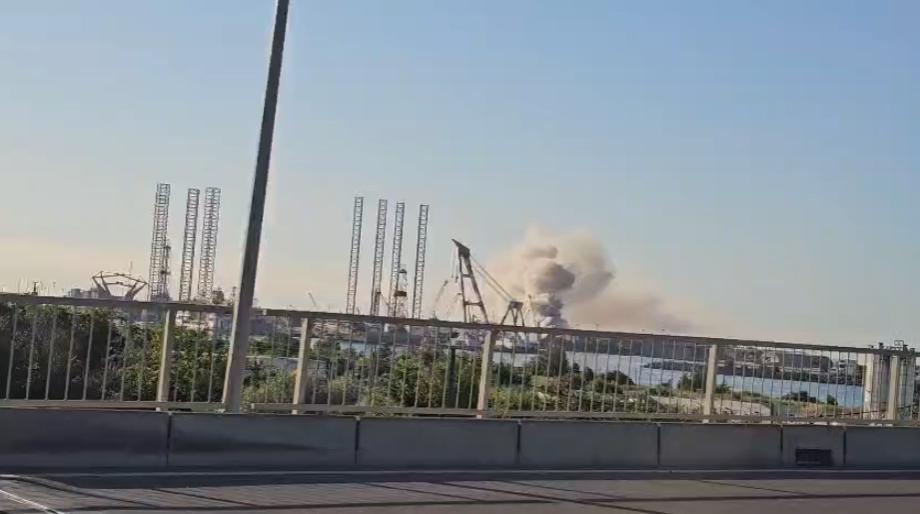 Incendiu puternic în Portul Agigea, ard deșeuri și fier vechi. A fost emis mesaj Ro-Alert. Fumul negru și dens se vede de pe plajă 1080344