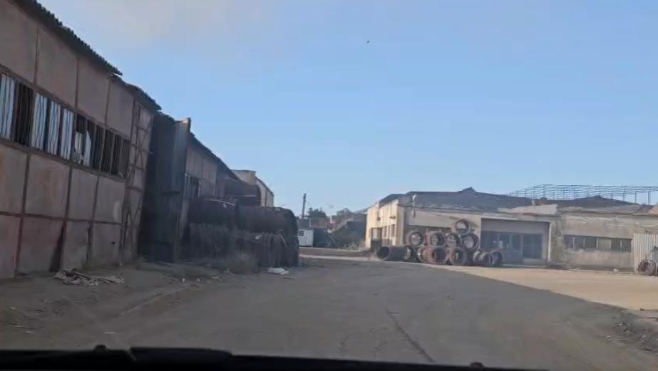 Incendiu puternic în Portul Agigea, ard deșeuri și fier vechi. A fost emis mesaj Ro-Alert. Fumul negru și dens se vede de pe plajă 1080345