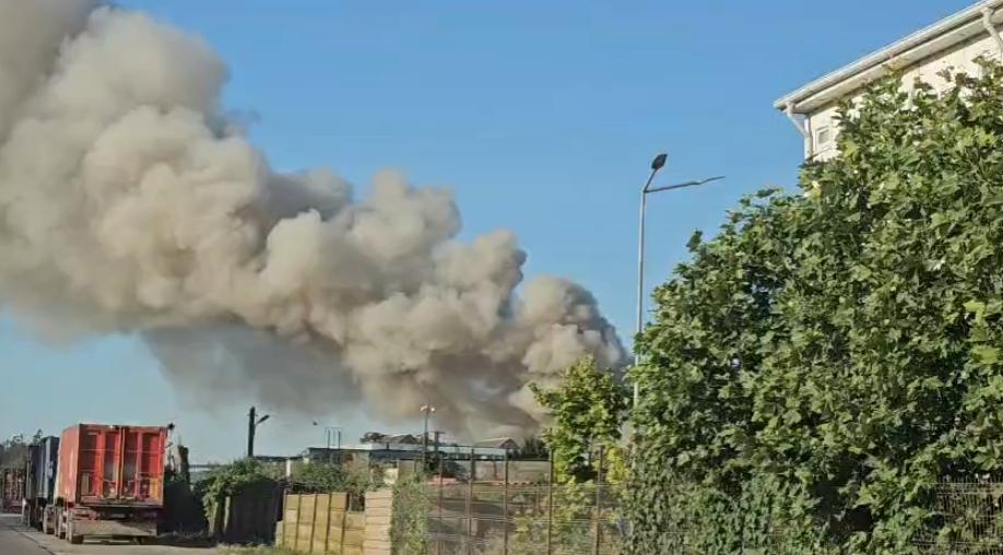 Incendiu puternic în Portul Agigea, ard deșeuri și fier vechi. A fost emis mesaj Ro-Alert. Fumul negru și dens se vede de pe plajă 1080346
