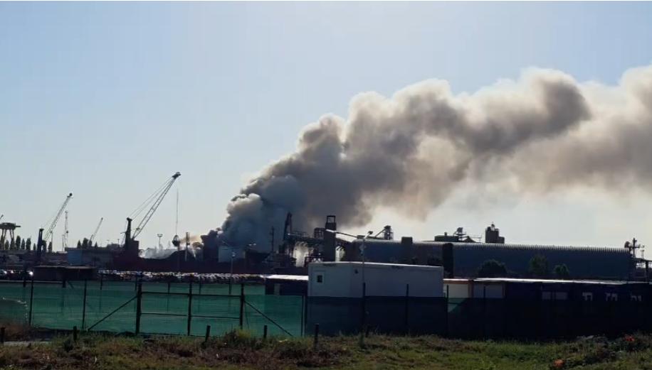 Incendiu puternic în Portul Agigea, ard deșeuri și fier vechi. A fost emis mesaj Ro-Alert. Fumul negru și dens se vede de pe plajă 1080349