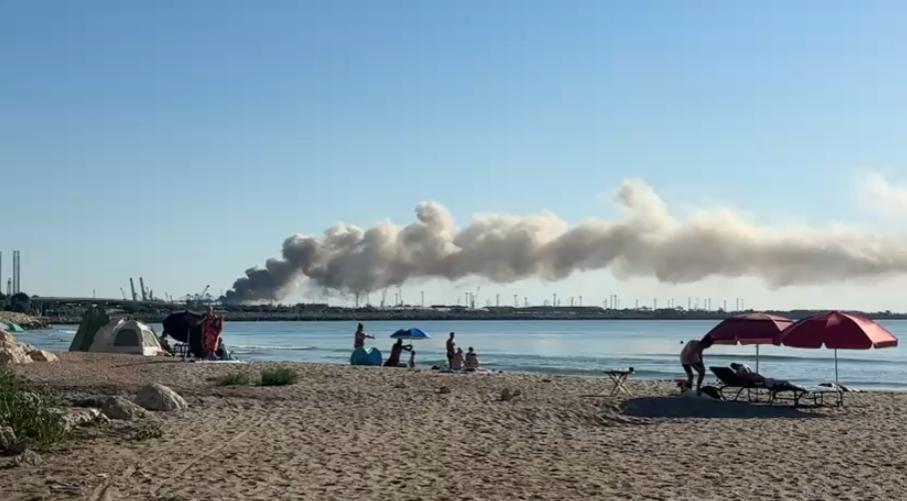Incendiu puternic în Portul Agigea, ard deșeuri și fier vechi. A fost emis mesaj Ro-Alert. Fumul negru și dens se vede de pe plajă 1080350