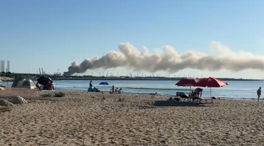Incendiu puternic în Portul Agigea, ard deșeuri și fier vechi. A fost emis mesaj Ro-Alert. Fumul negru și dens se vede de pe plajă 1080351