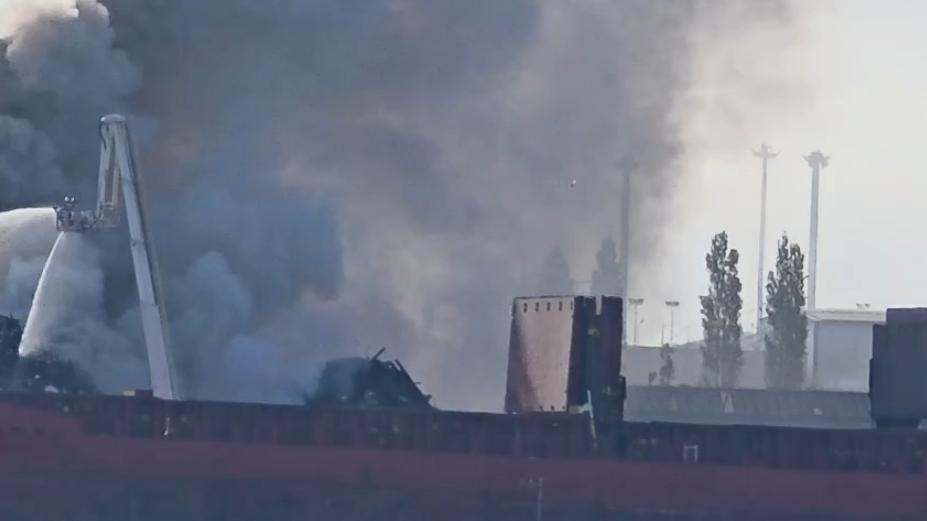 Incendiu puternic în Portul Agigea, ard deșeuri și fier vechi. A fost emis mesaj Ro-Alert. Fumul negru și dens se vede de pe plajă 1080352