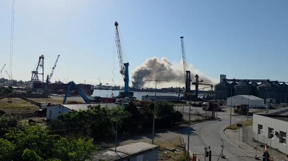 Incendiu puternic în Portul Agigea, ard deșeuri și fier vechi. A fost emis mesaj Ro-Alert. Fumul negru și dens se vede de pe plajă 1080353