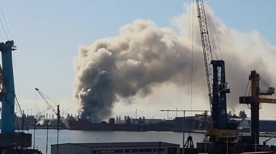 Incendiu puternic în Portul Agigea, ard deșeuri și fier vechi. A fost emis mesaj Ro-Alert. Fumul negru și dens se vede de pe plajă 1080354