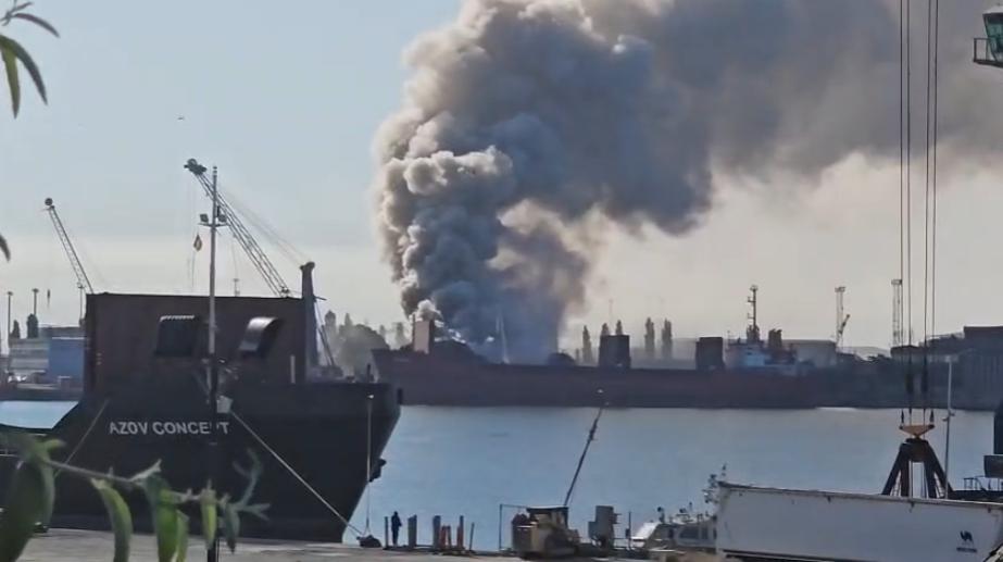 Incendiu puternic în Portul Agigea, ard deșeuri și fier vechi. A fost emis mesaj Ro-Alert. Fumul negru și dens se vede de pe plajă 1080356