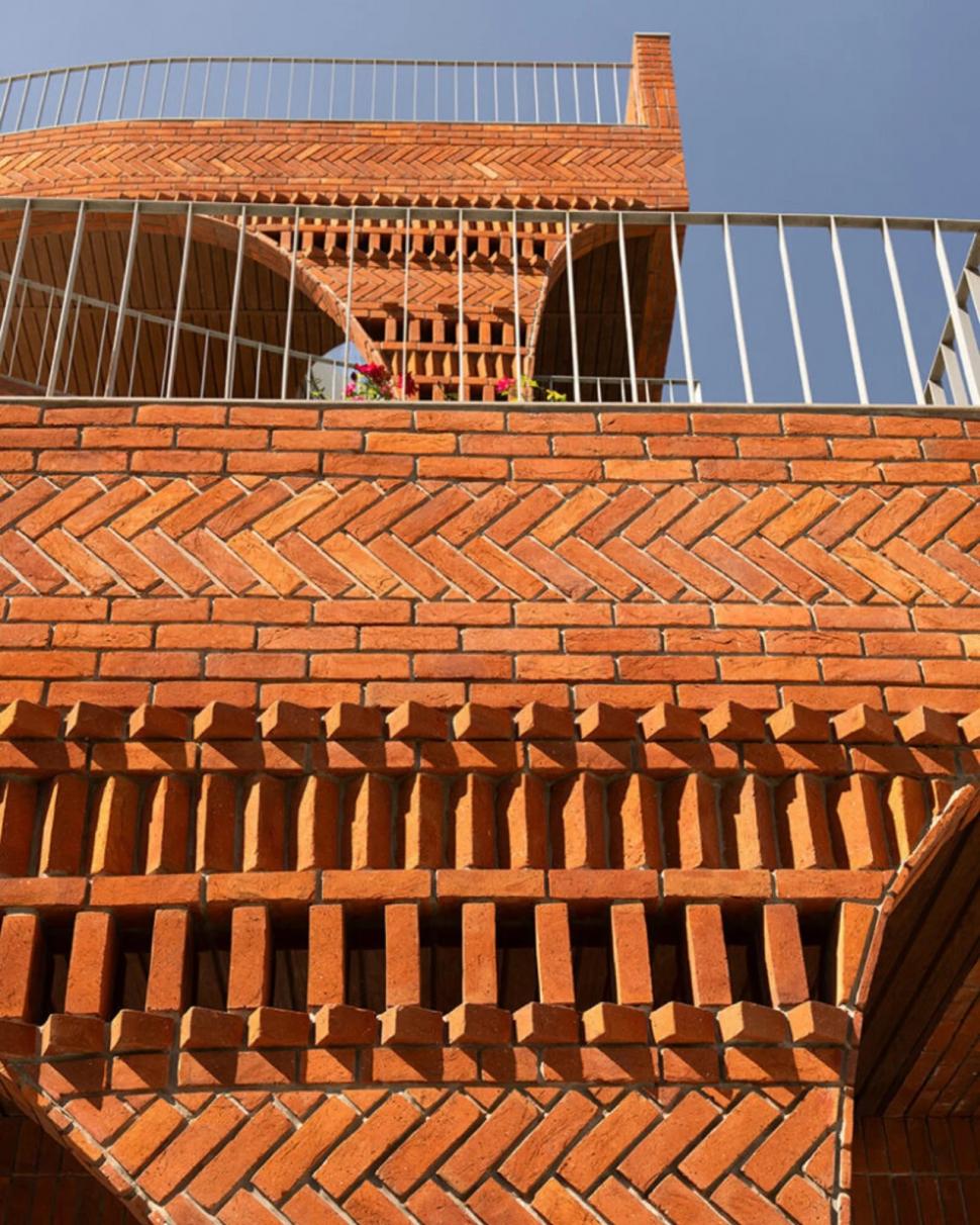 „Casa Mușuroi” nu are aer condiționat, dar rămâne răcoroasă chiar și în plină caniculă: Cum arată și unde este clădirea anti-căldură 1080665