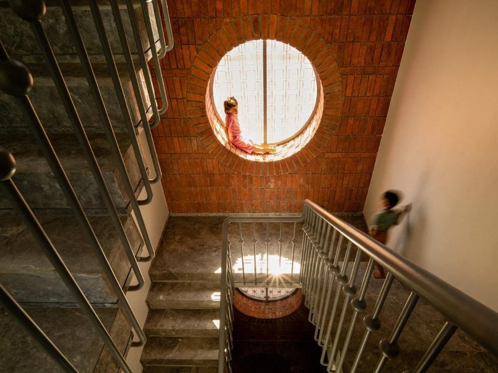 „Casa Mușuroi” nu are aer condiționat, dar rămâne răcoroasă chiar și în plină caniculă: Cum arată și unde este clădirea anti-căldură 1080678