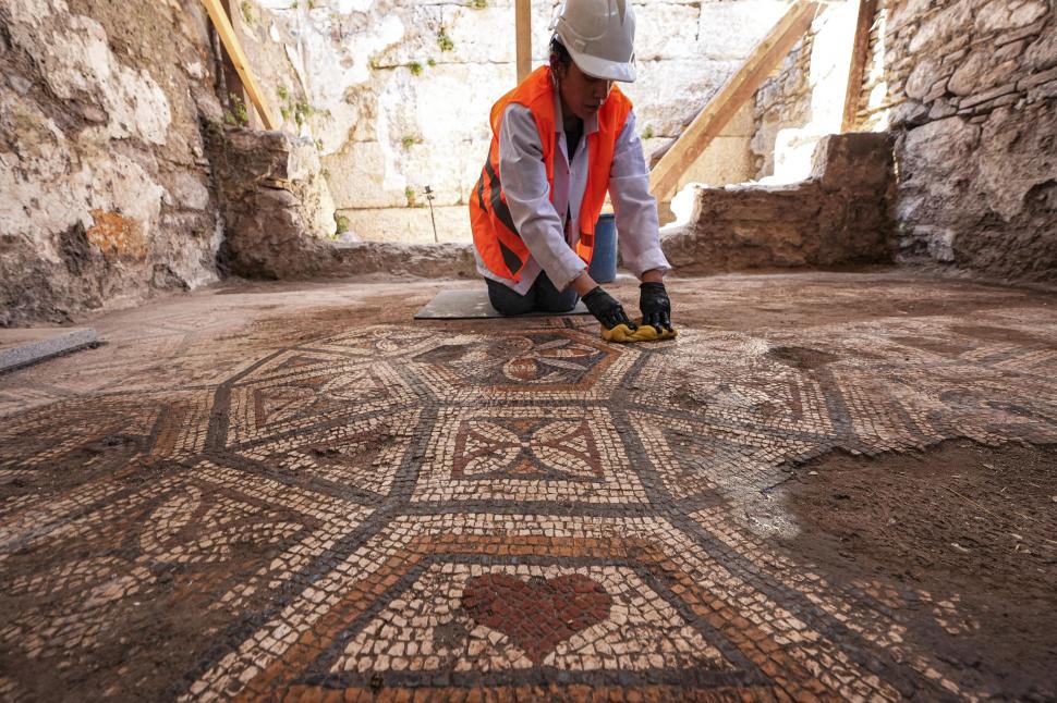 Descoperire arheologică impresionantă: Un mozaic antic, care schimbă ce știam despre simbolurile iubirii, a fost găsit intact în Turcia 1080640