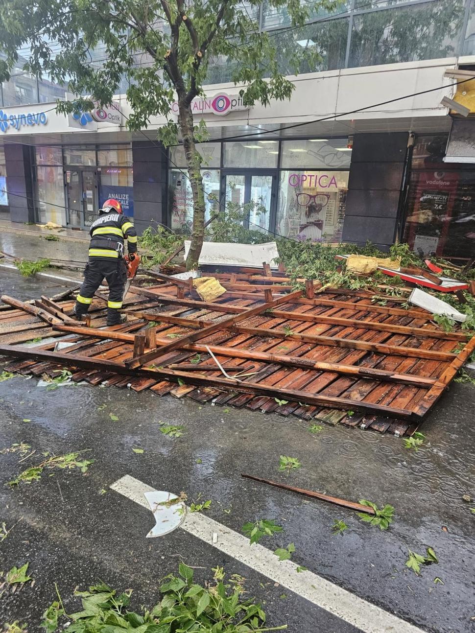 Furtuna extremă în Târgoviște. Un acoperiș de bloc a căzut peste un om, pe stradă. Un alt acoperiș a fost smuls la bazinul municipal 1080756