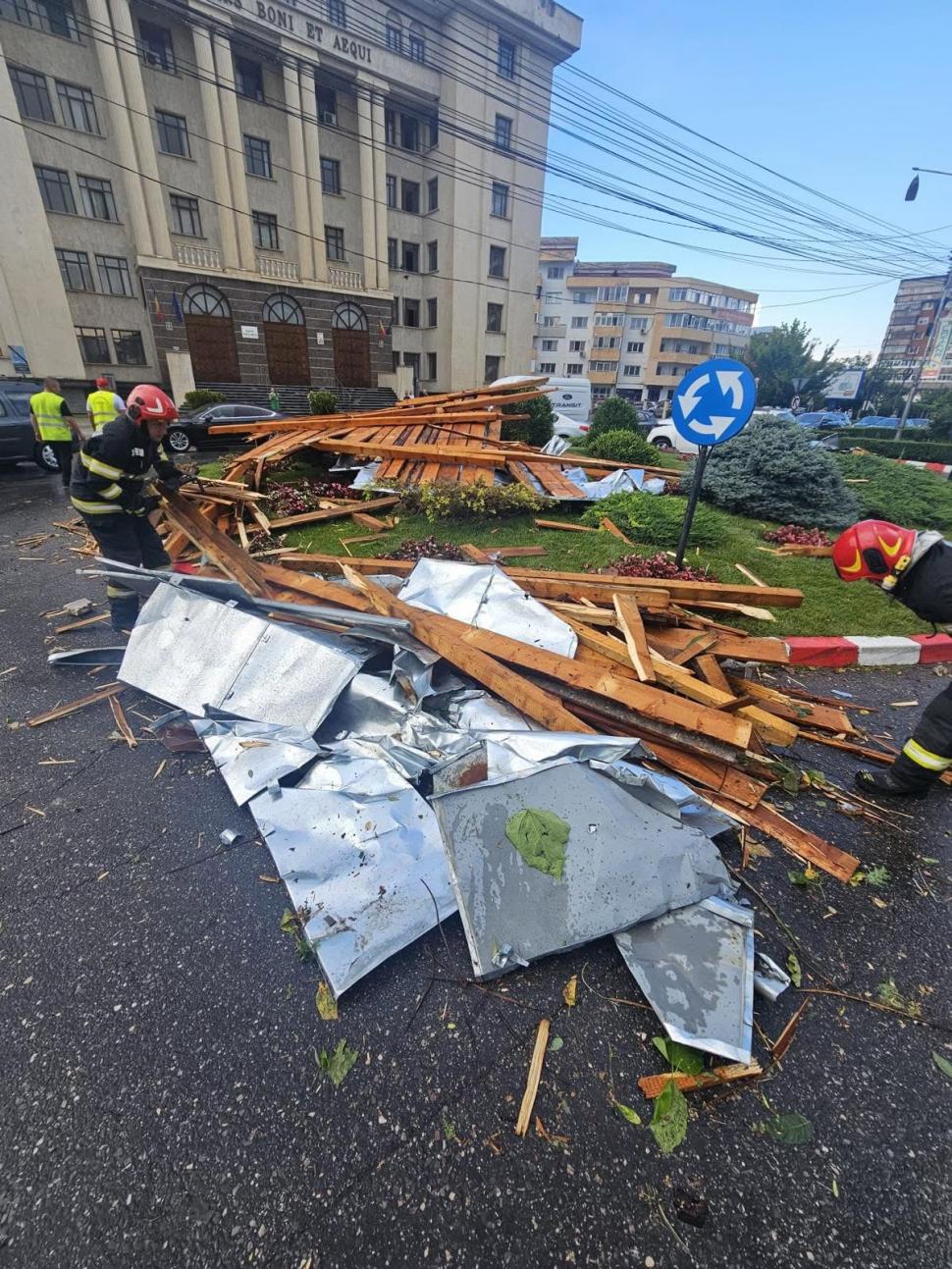Furtuna extremă în Târgoviște. Un acoperiș de bloc a căzut peste un om, pe stradă. Un alt acoperiș a fost smuls la bazinul municipal 1080757