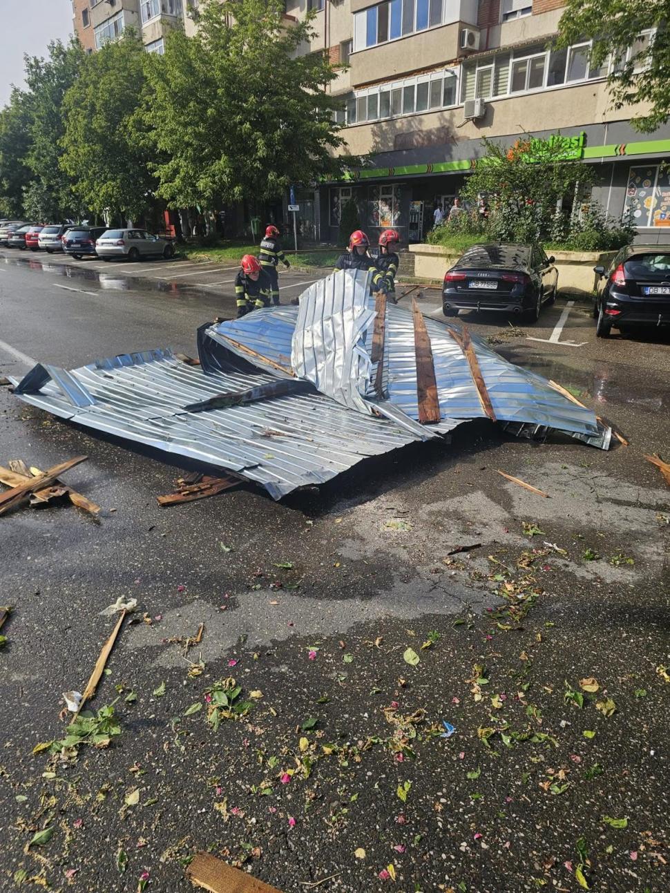 Furtuna extremă în Târgoviște. Un acoperiș de bloc a căzut peste un om, pe stradă. Un alt acoperiș a fost smuls la bazinul municipal 1080758
