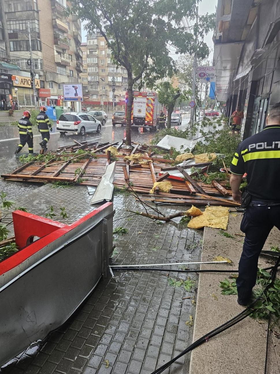 Furtuna extremă în Târgoviște. Un acoperiș de bloc a căzut peste un om, pe stradă. Un alt acoperiș a fost smuls la bazinul municipal 1080759