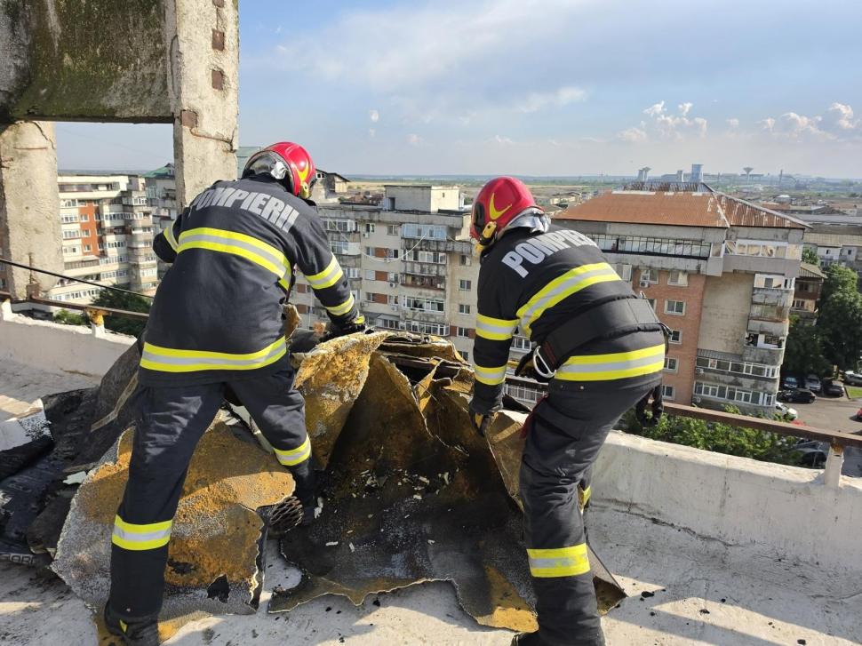 Furtuna extremă în Târgoviște. Un acoperiș de bloc a căzut peste un om, pe stradă. Un alt acoperiș a fost smuls la bazinul municipal 1080760