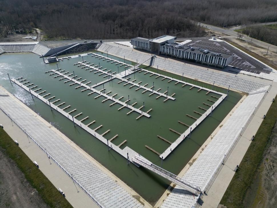 O pasarelă s-a rupt chiar la inaugurarea Portului Turistic Călărași. Un copil și doi adulți au fost răniți 1080565