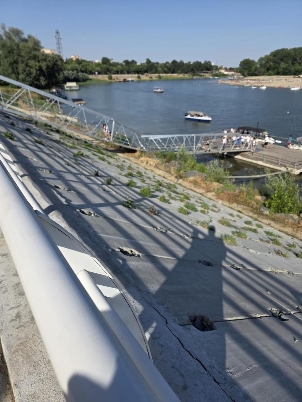 O pasarelă s-a rupt chiar la inaugurarea Portului Turistic Călărași. Un copil și doi adulți au fost răniți 1080595