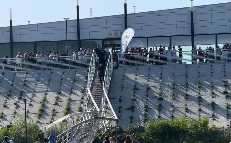 O pasarelă s-a rupt chiar la inaugurarea Portului Turistic Călărași. Un copil și doi adulți au fost răniți 1080596