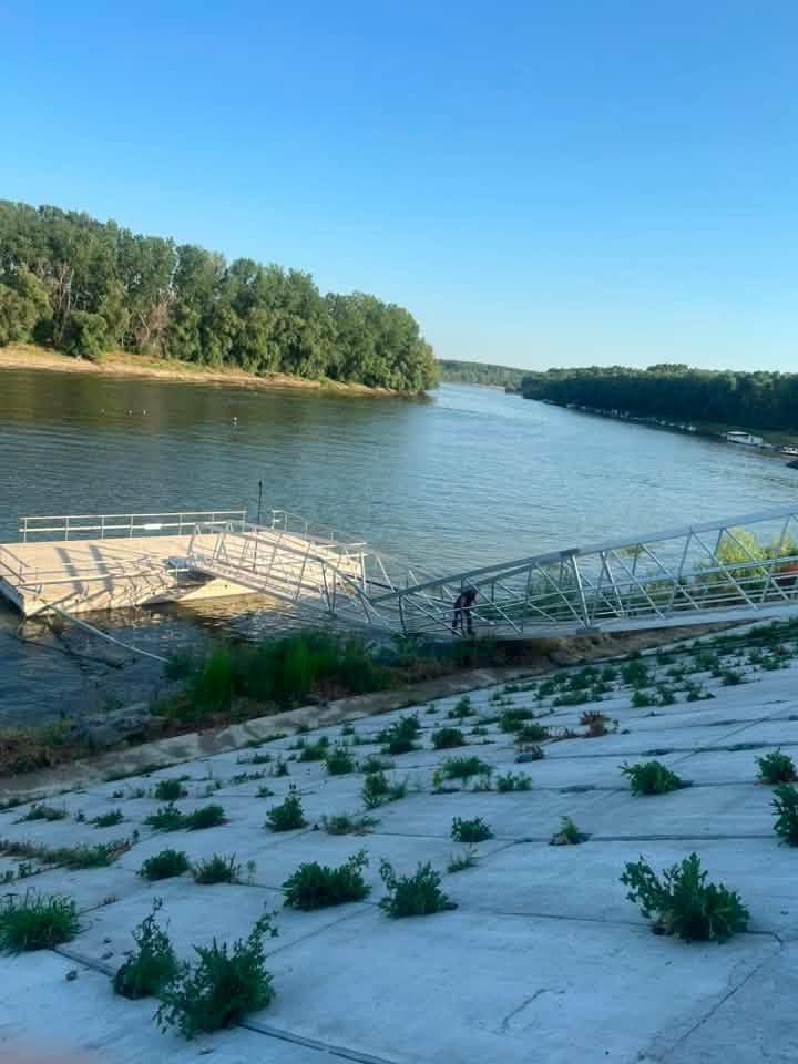 O pasarelă s-a rupt chiar la inaugurarea Portului Turistic Călărași. Un copil și doi adulți au fost răniți 1080597