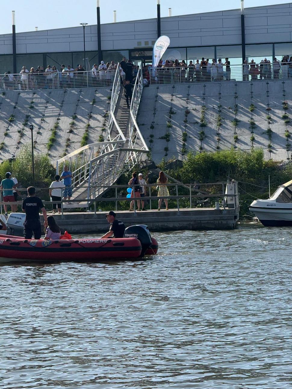 O pasarelă s-a rupt chiar la inaugurarea Portului Turistic Călărași. Un copil și doi adulți au fost răniți 1080599